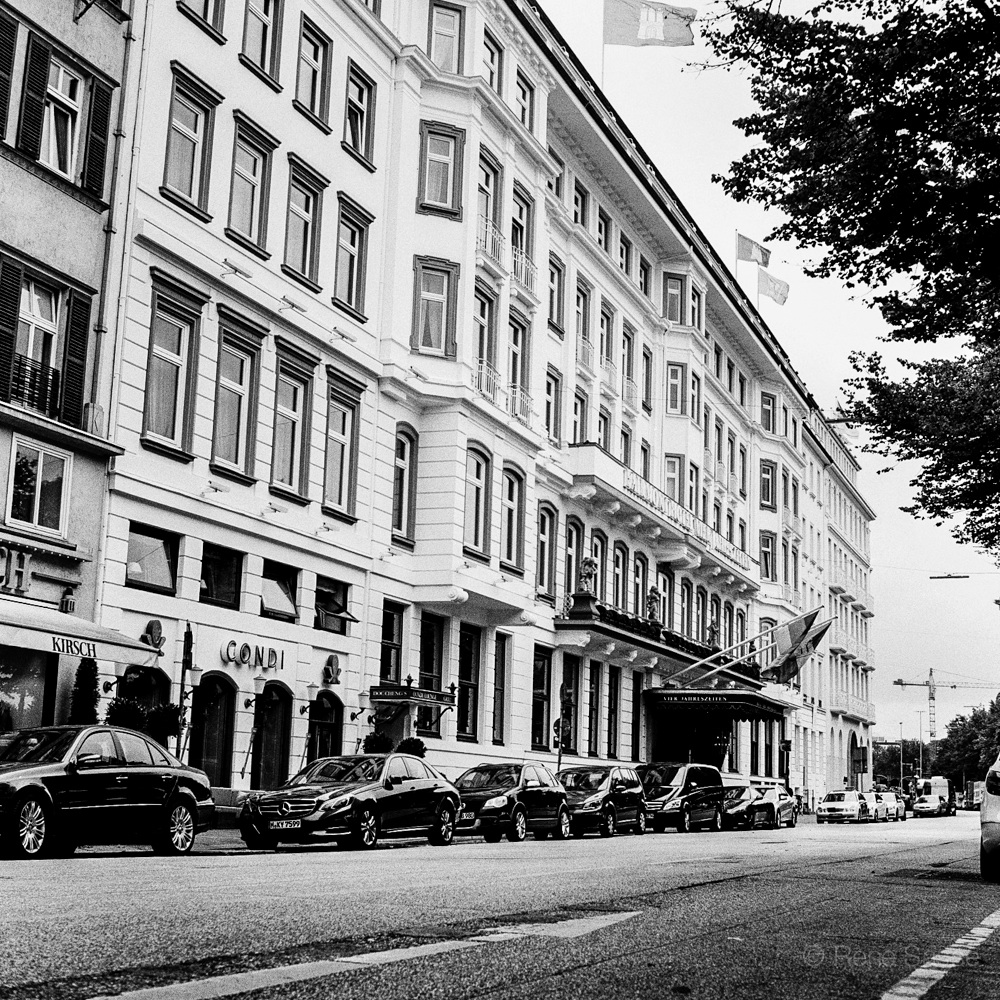 Blick auf das Vier Jahreszeiten am Neuen Jungfernstieg