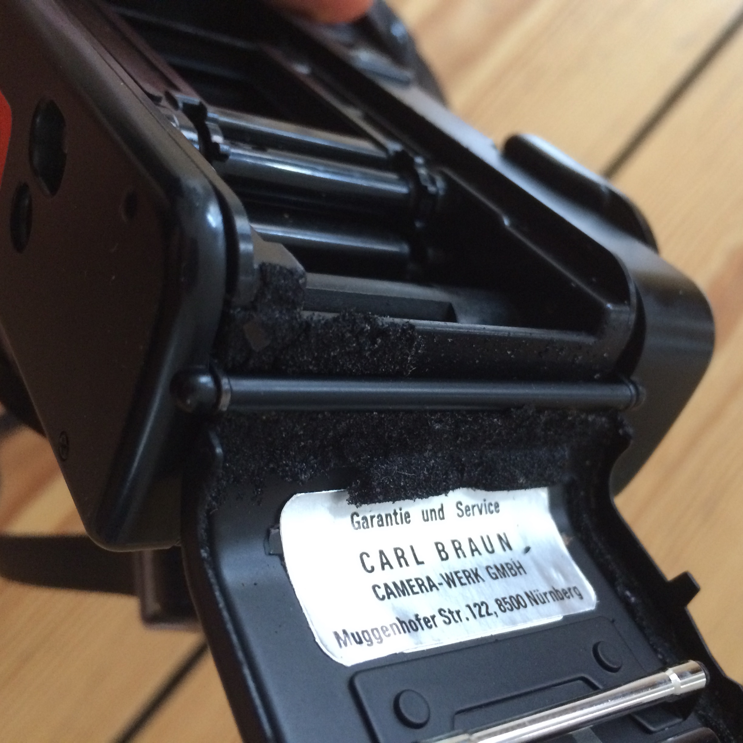 Einkleben und schon ist die Kamera wieder Lichtdicht.