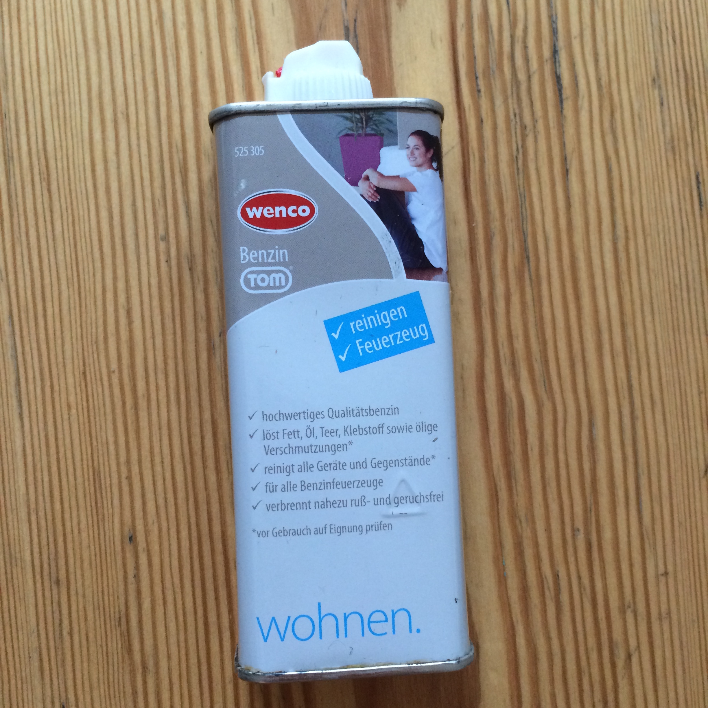 Waschbenzin löst die klebrige Masse.